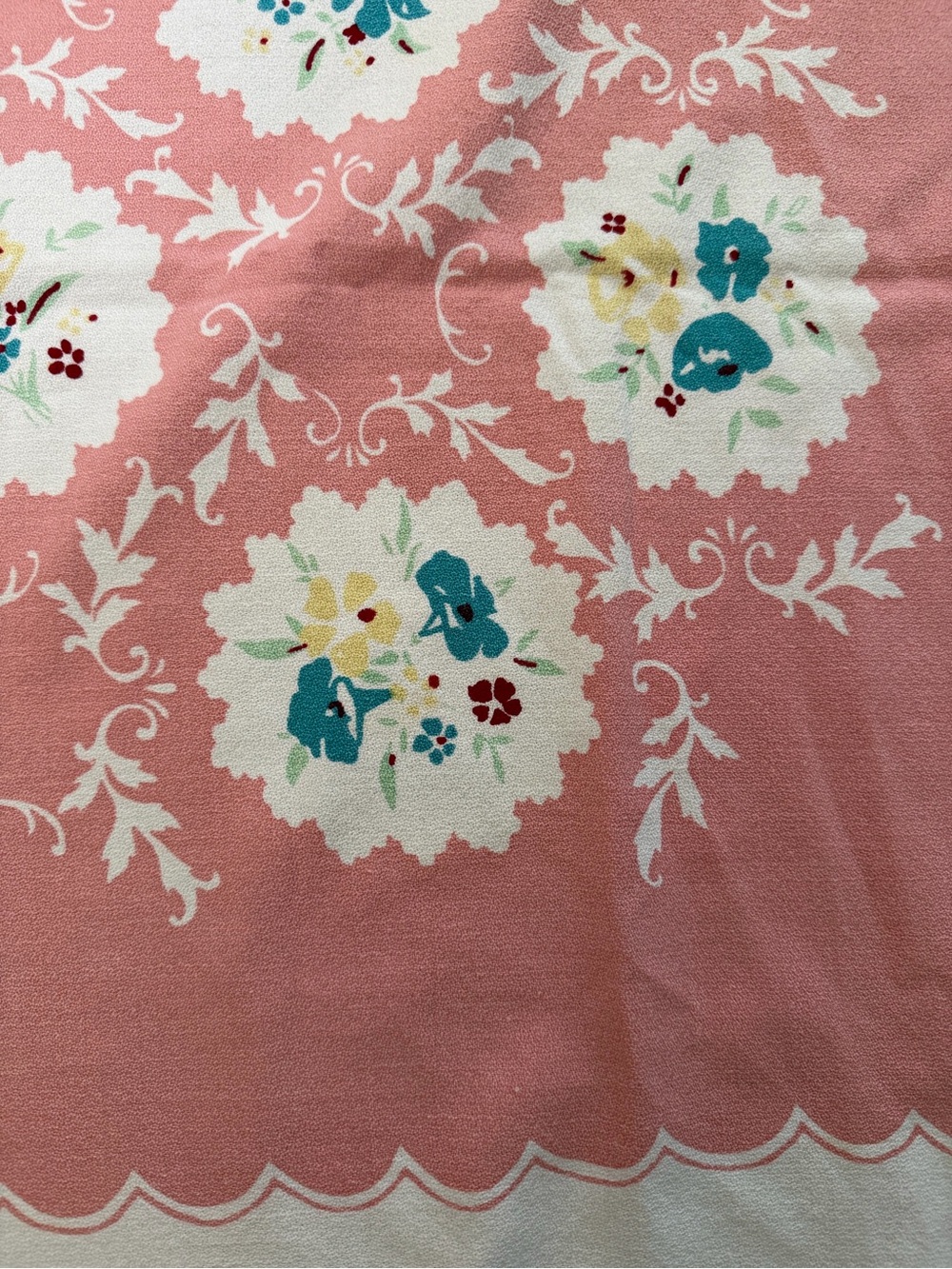🌸 Gorgeous Vintage Mid-Century Floral Tablecloth 🌸 - Picture 2 of 5